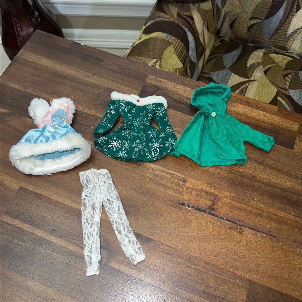 Mattel Skating Star Barbie‎ 1995 Special Edition and Holiday Green Season Dress